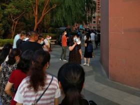 北京丰台小区免费为居民做核酸检测现场