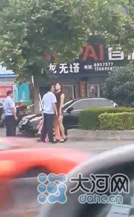 河南疑似执法人员当街与女性调情