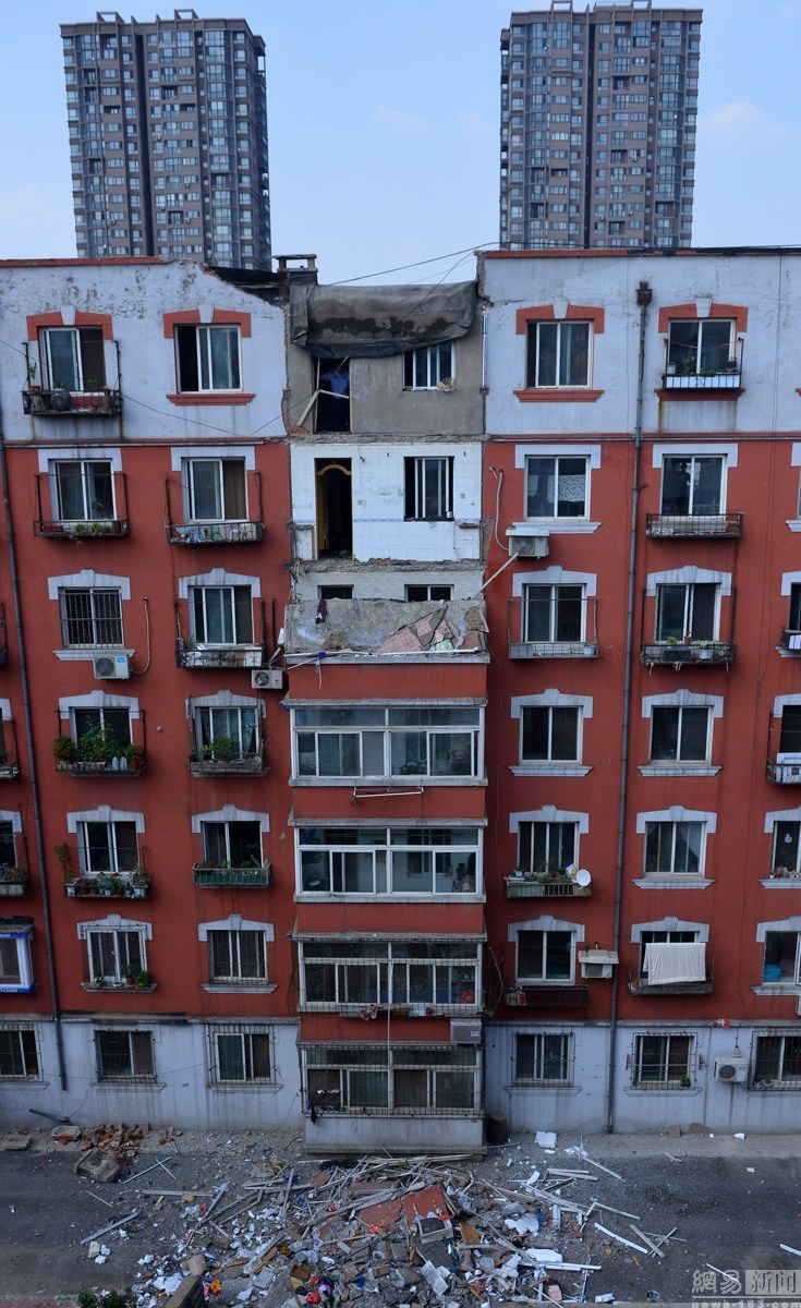 辽宁居民楼两层阳台坠落 事发住宅为回迁楼