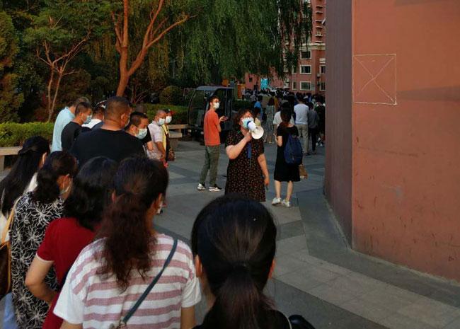 北京丰台小区免费为居民做核酸检测现场